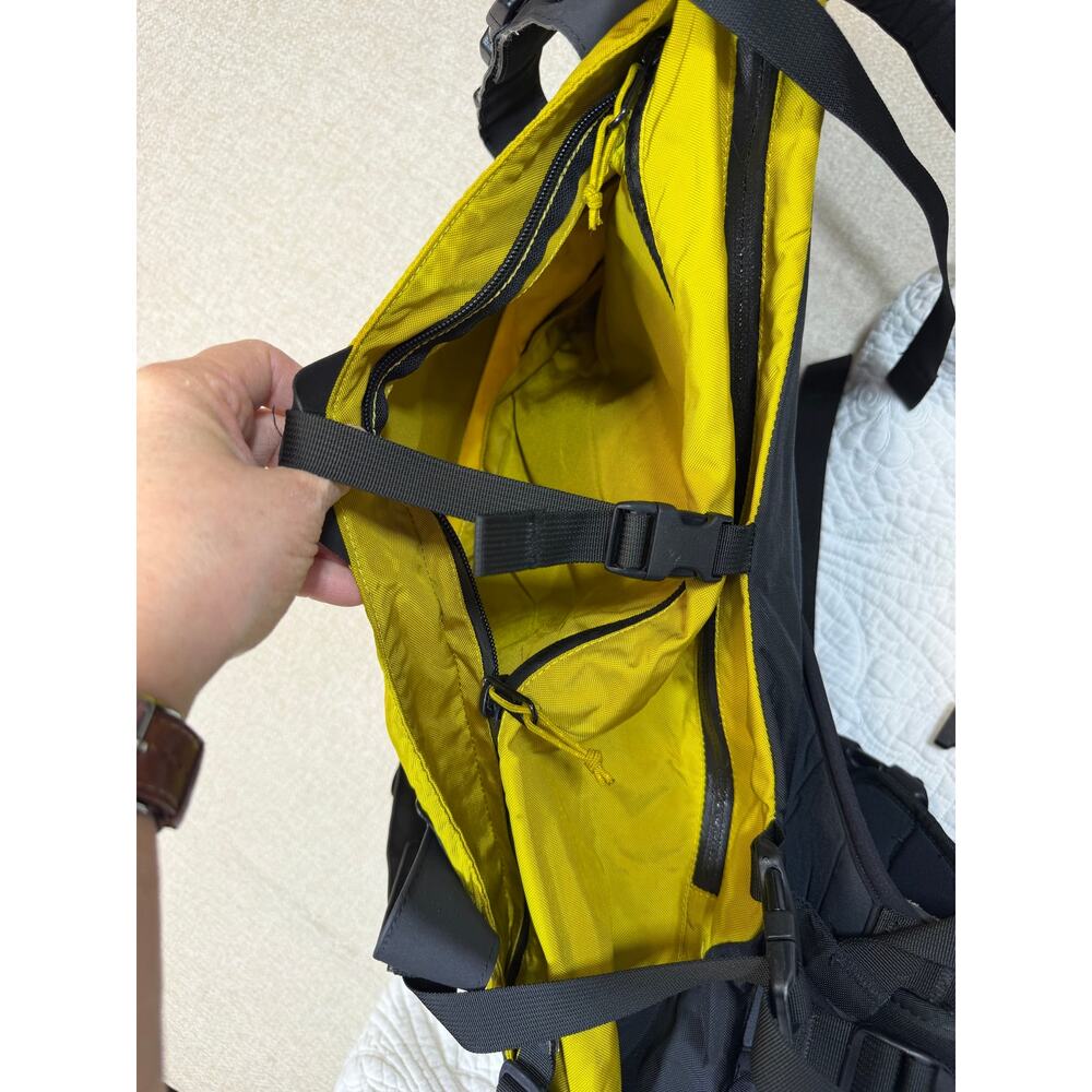 Arc'teryx M20 Yellow Black Ski Snowboard Backpack Alpine Pack Durable Outdoor - Picture 10 of 16